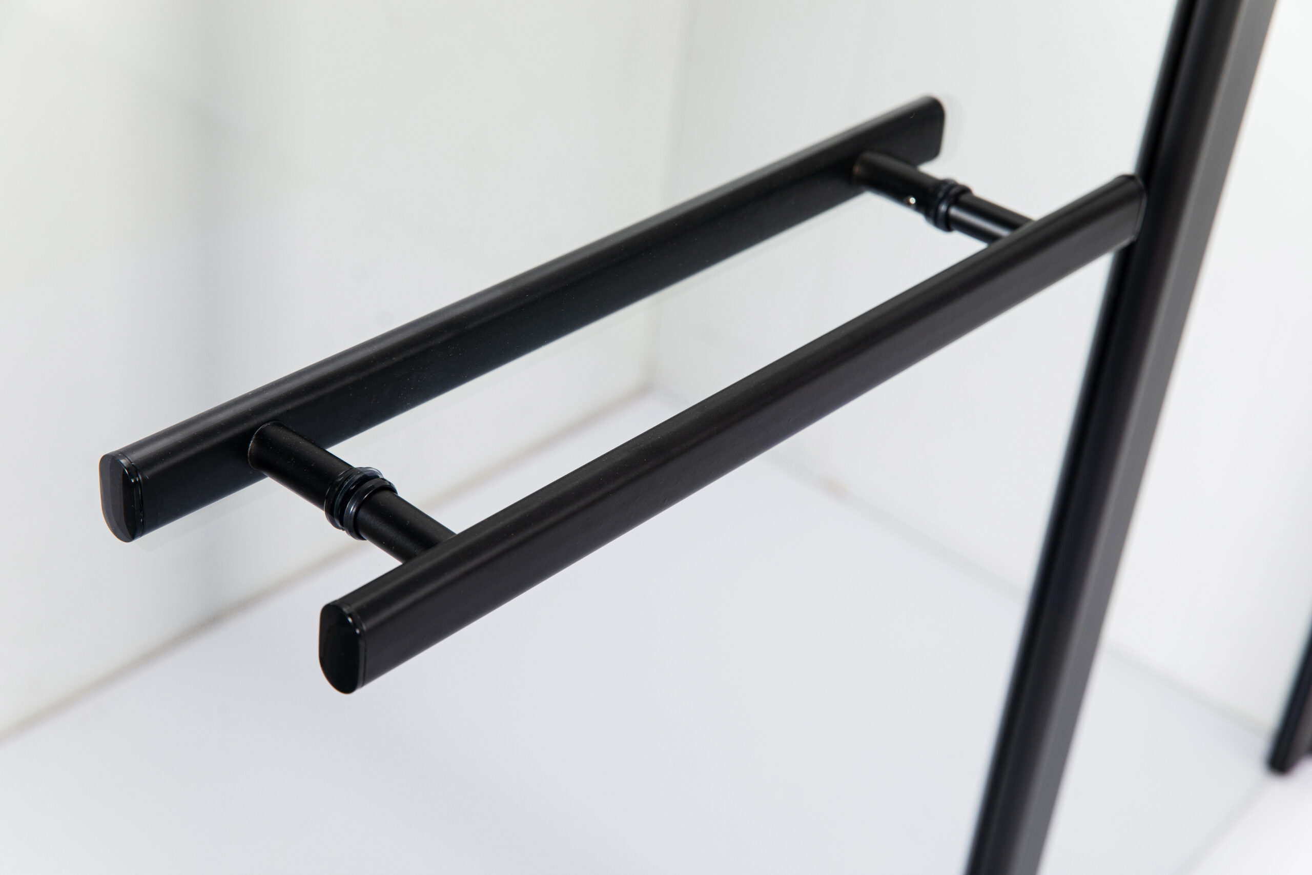 Шторка для ванны стеклянная AquaStream 65 ALL Blacks прозрачная